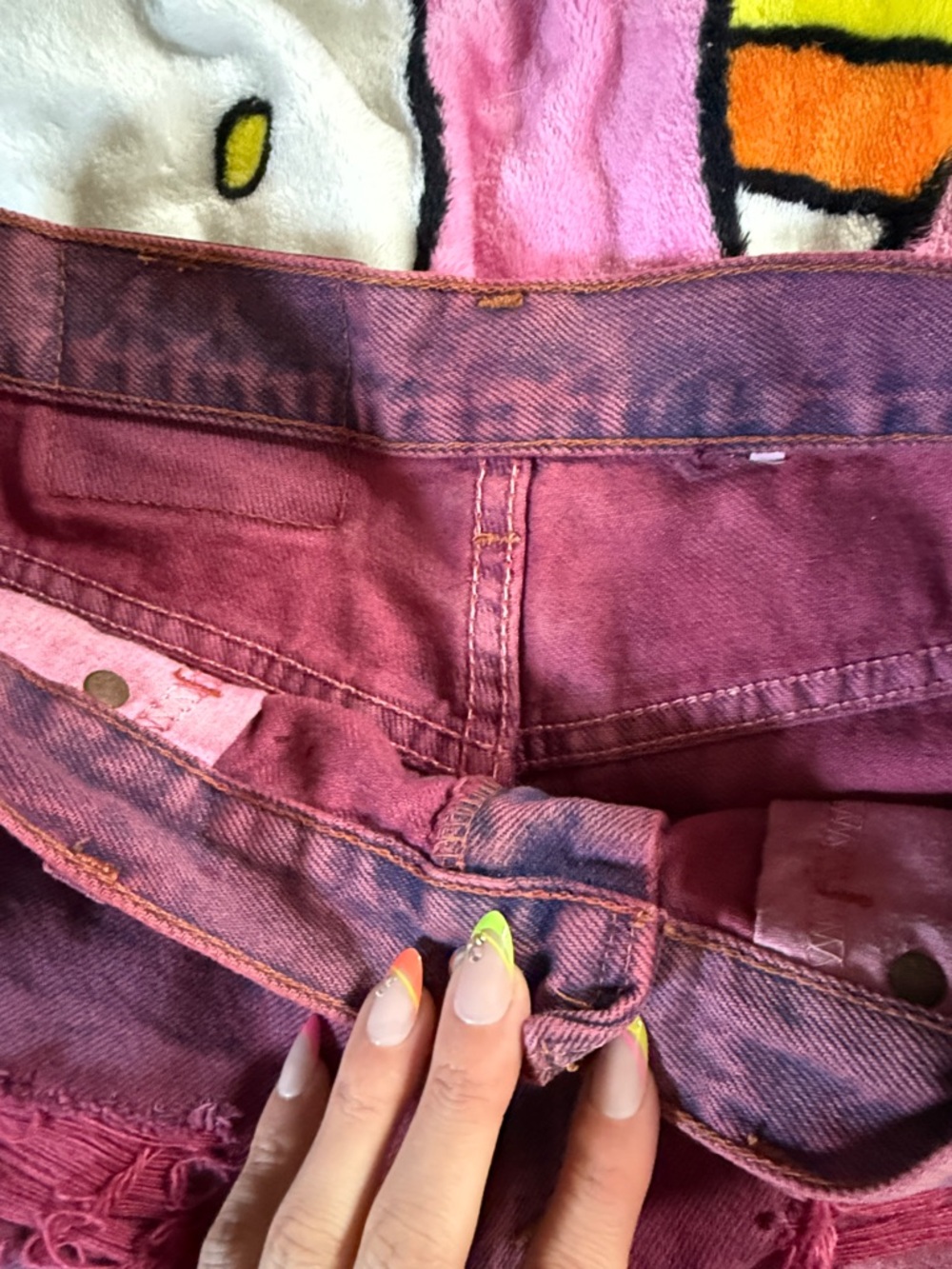Distressed High-Waist Denim Shorts burgundy - Picture 3 of 9